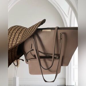 Kelly & Katie Tote Tan Classic
17x10x6 Faux leather+makeup bag
Used 1X Clean EUC